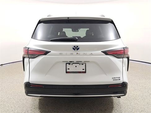 Used 2022 Toyota Sienna Limited image 6