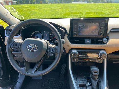 Certified 2022 Toyota RAV4 XLE FWD image 10