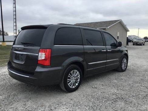 Used 2015 Chrysler Town & Country Touring-L w/ Driver Convenience Group image 3