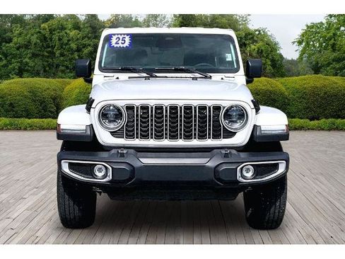 Used 2025 Jeep Wrangler Unlimited Sahara AWD/4WD image 2