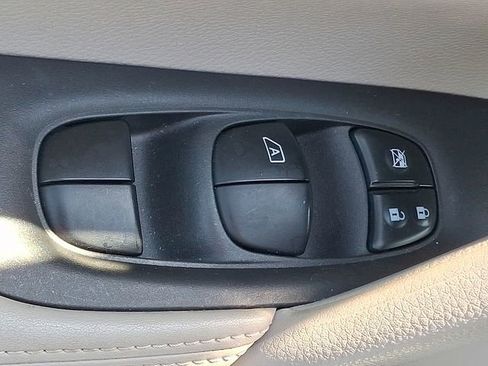Used 2018 Nissan Rogue Sport SL AWD/4WD image 26