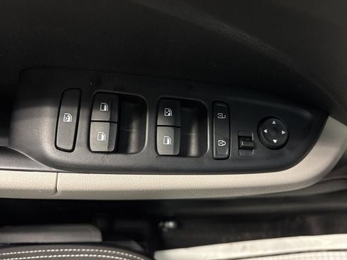 Used 2025 Hyundai Venue SEL image 25