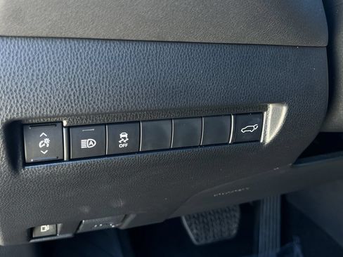 Used 2023 Toyota Venza XLE AWD/4WD image 16