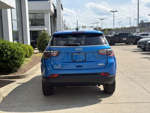 Used 2022 Jeep Compass Latitude w/ Sun and Sound Group AWD/4WD image 6