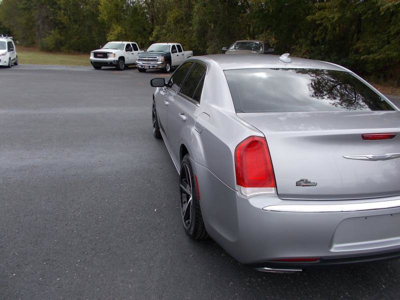 Used 2015 Chrysler 300 Limited RWD image 4