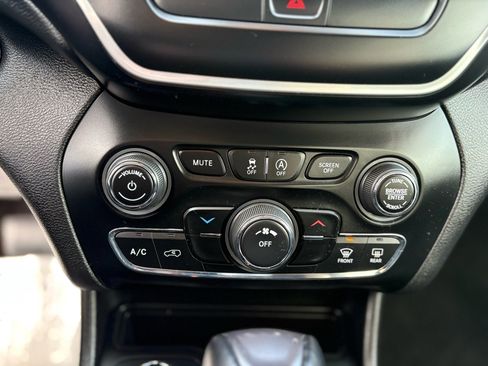 Used 2019 Jeep Cherokee Latitude Plus w/ Cold Weather Group image 27