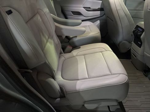 Used 2023 GMC Acadia SLT w/ Technology Package image 8