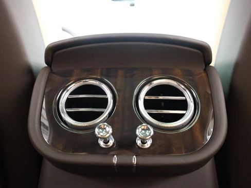 Used 2021 Bentley Bentayga AWD/4WD image 91