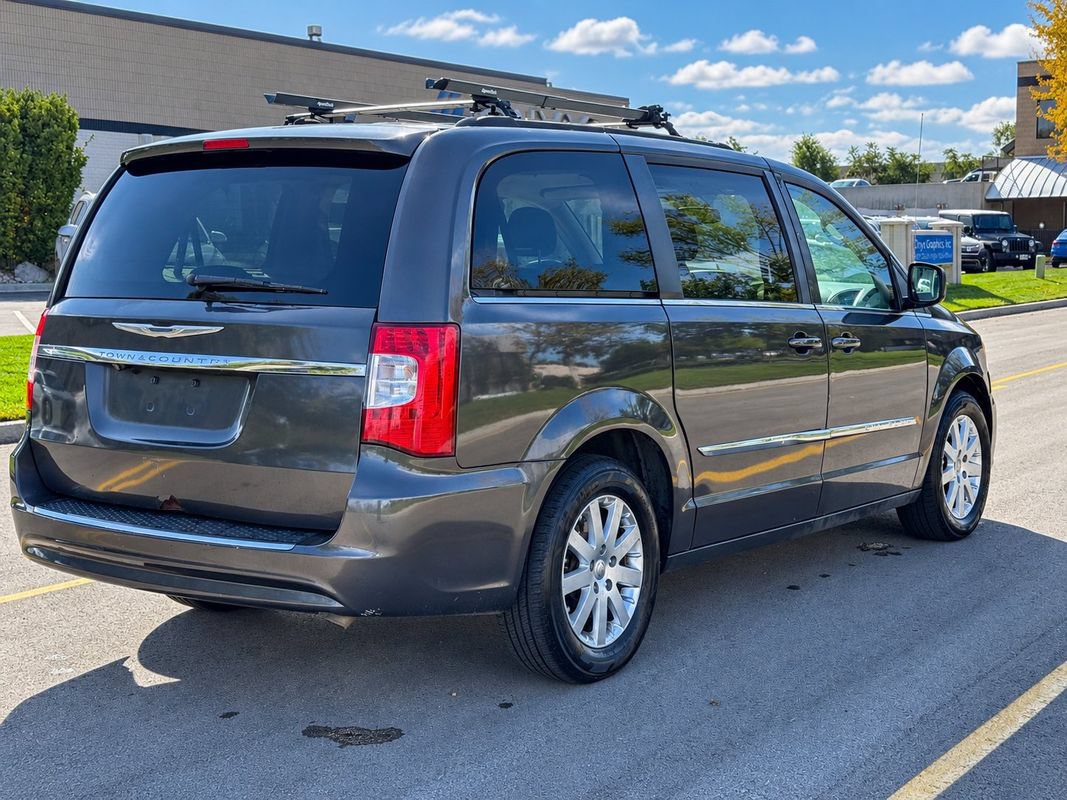 Used 2016 Chrysler Town & Country Touring FWD image 5
