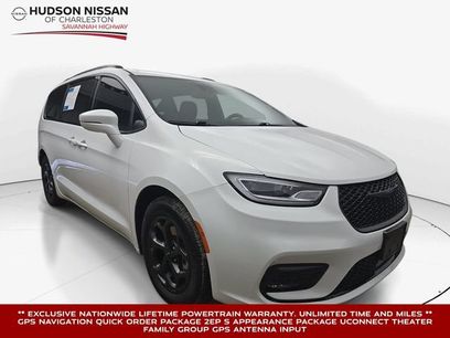 Used 2021 Chrysler Pacifica Limited w/ Uconnect Theater Family Group