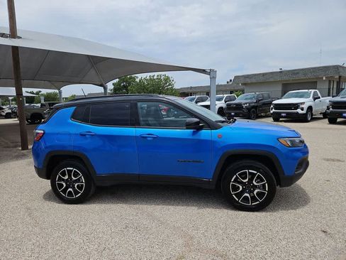 Used 2025 Jeep Compass Trailhawk AWD/4WD image 9