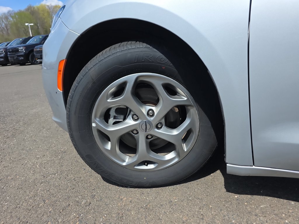 Certified 2024 Chrysler Pacifica Limited FWD image 14