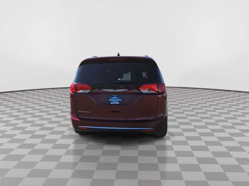 Used 2020 Chrysler Pacifica Touring-L w/ Tire & Wheel Group FWD image 7