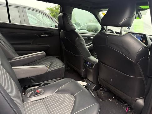 Used 2022 Toyota Highlander XSE FWD image 6