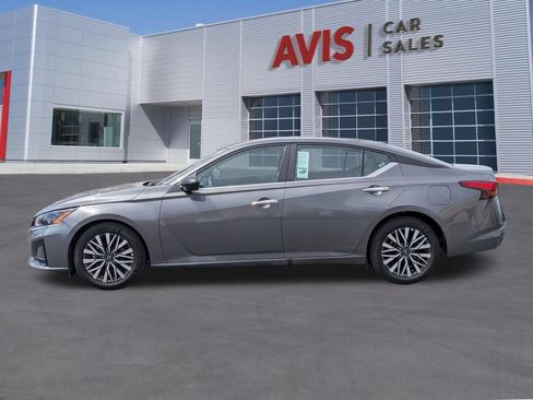 Used 2025 Nissan Altima 2.5 SV FWD image 10
