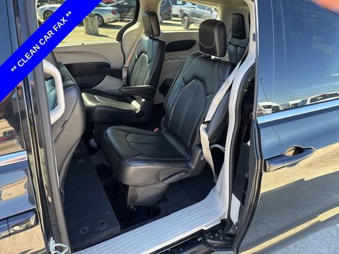 Used 2023 Chrysler Pacifica Touring-L image 7