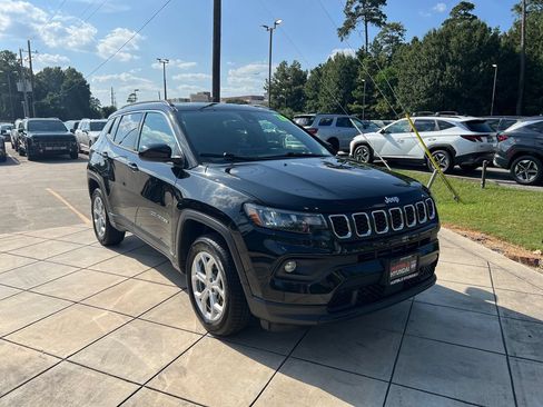 Used 2024 Jeep Compass Latitude AWD/4WD image 3