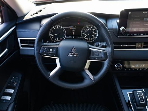 Used 2024 Mitsubishi Outlander ES image 11