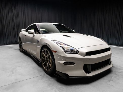 Used 2024 Nissan GT-R w/ Floor Mat Package AWD/4WD image 6