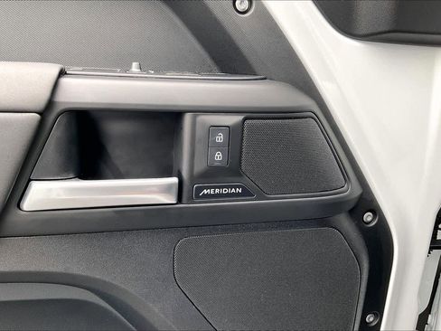 Used 2025 Land Rover Defender 110 S image 36