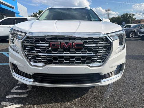 Used 2024 GMC Terrain Denali w/ Denali Premium Package AWD/4WD image 2