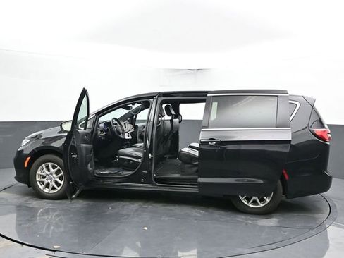 Used 2025 Chrysler Pacifica Select image 55