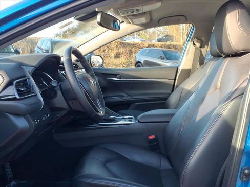 Used 2020 Toyota Camry XLE image 11
