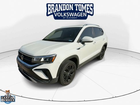 Used 2023 Volkswagen Taos SE w/ Panoramic Sunroof Package FWD image 3