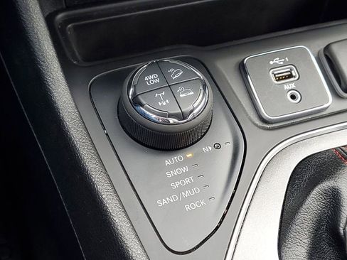 Used 2021 Jeep Cherokee Trailhawk w/ Comfort/Convenience Group image 18