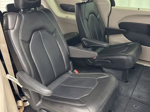 Used 2023 Chrysler Pacifica Touring-L image 30