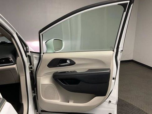 Used 2020 Chrysler Pacifica Limited FWD image 22