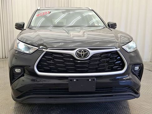 Used 2023 Toyota Highlander XLE AWD/4WD image 9