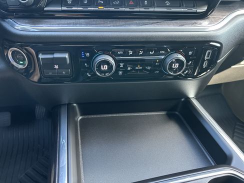 Used 2025 Chevrolet Silverado 2500 LTZ w/ LTZ Convenience Package image 26