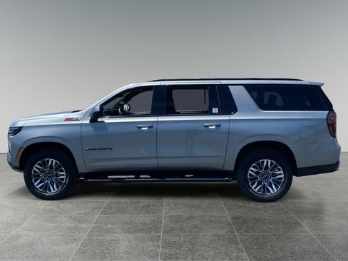 Used 2025 Chevrolet Suburban Z71 AWD/4WD image 2