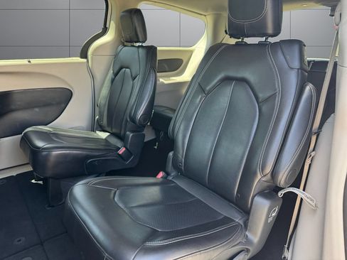 Used 2024 Chrysler Pacifica Touring-L FWD image 18