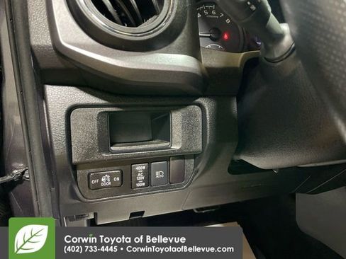 Used 2018 Toyota Tacoma TRD Sport image 11