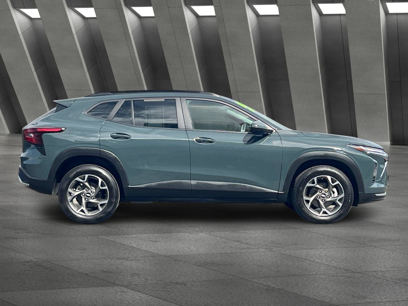 Used 2025 Chevrolet Trax LT w/ LT Convenience Package FWD image 1