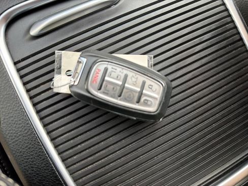 Used 2023 Chrysler Pacifica Limited FWD image 29