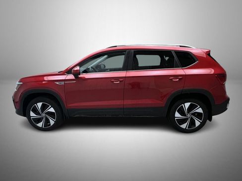 Used 2024 Volkswagen Taos SE w/ Panoramic Sunroof Package AWD/4WD image 8