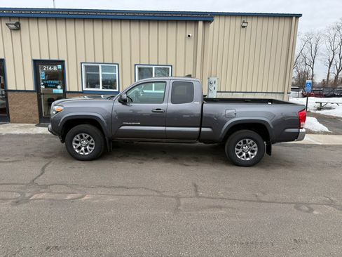Used 2017 Toyota Tacoma SR5 w/ Tow Package image 3
