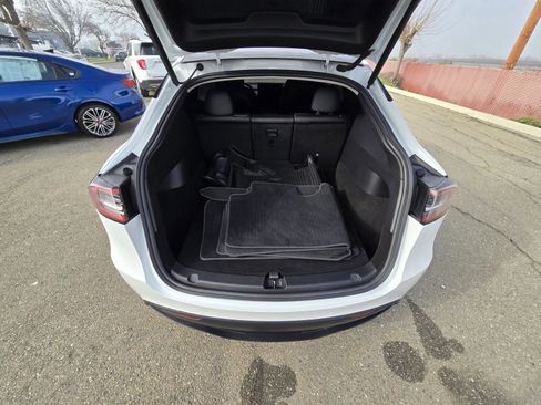 Used 2022 Tesla Model Y Long Range image 10
