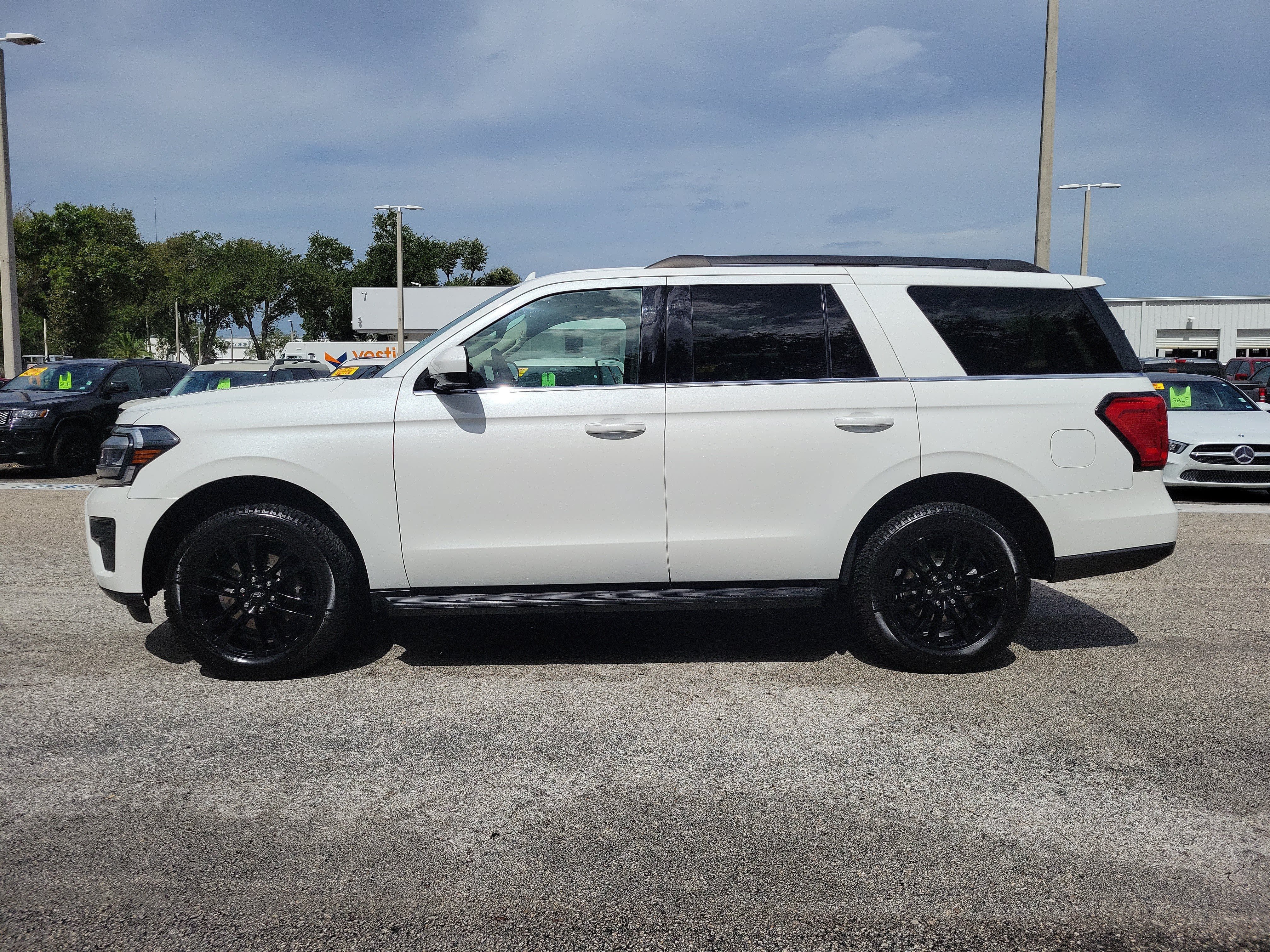 Used 2024 Ford Expedition XLT RWD image 6