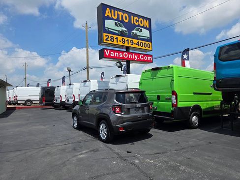 Used 2020 Jeep Renegade Latitude FWD image 29
