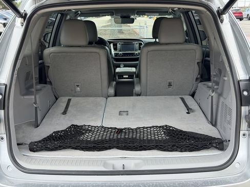 Used 2019 Toyota Highlander XLE AWD/4WD image 28