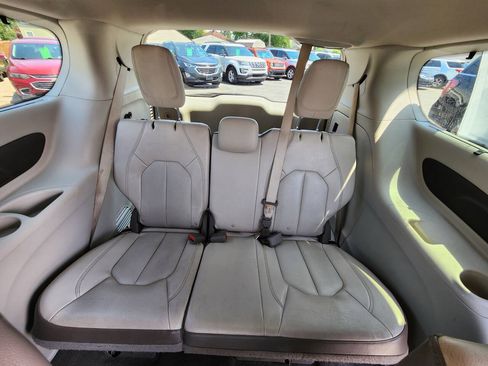 Used 2019 Chrysler Pacifica Touring-L FWD image 22