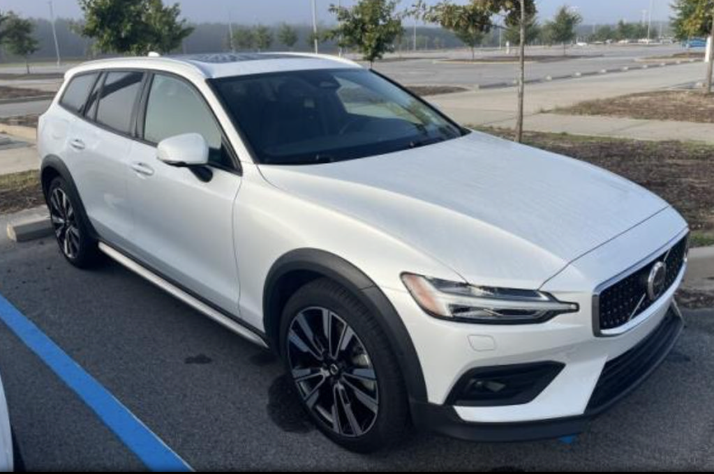 Used 2025 Volvo V60 B5 Cross Country Ultra AWD/4WD image 3