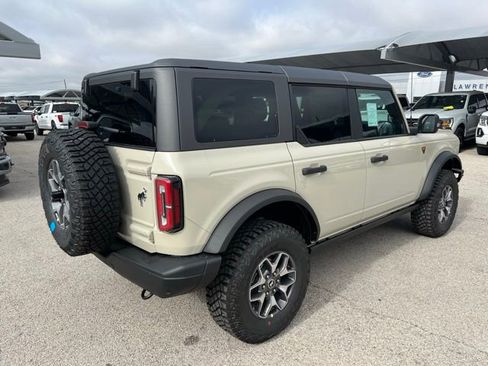 New 2025 Ford Bronco Badlands image 8