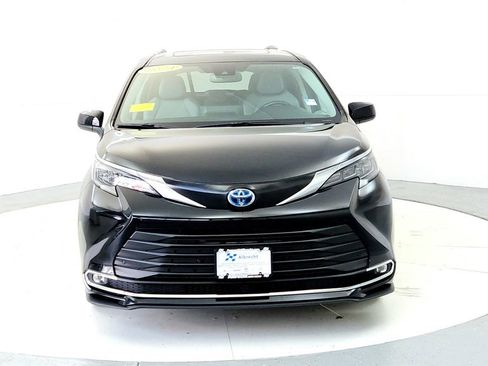 Certified 2024 Toyota Sienna XLE FWD image 8