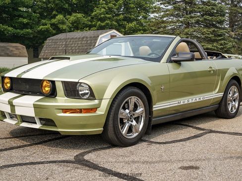 Used 2005 Ford Mustang Convertible RWD image 14