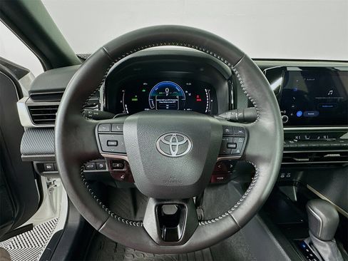 Used 2025 Toyota Camry SE image 11